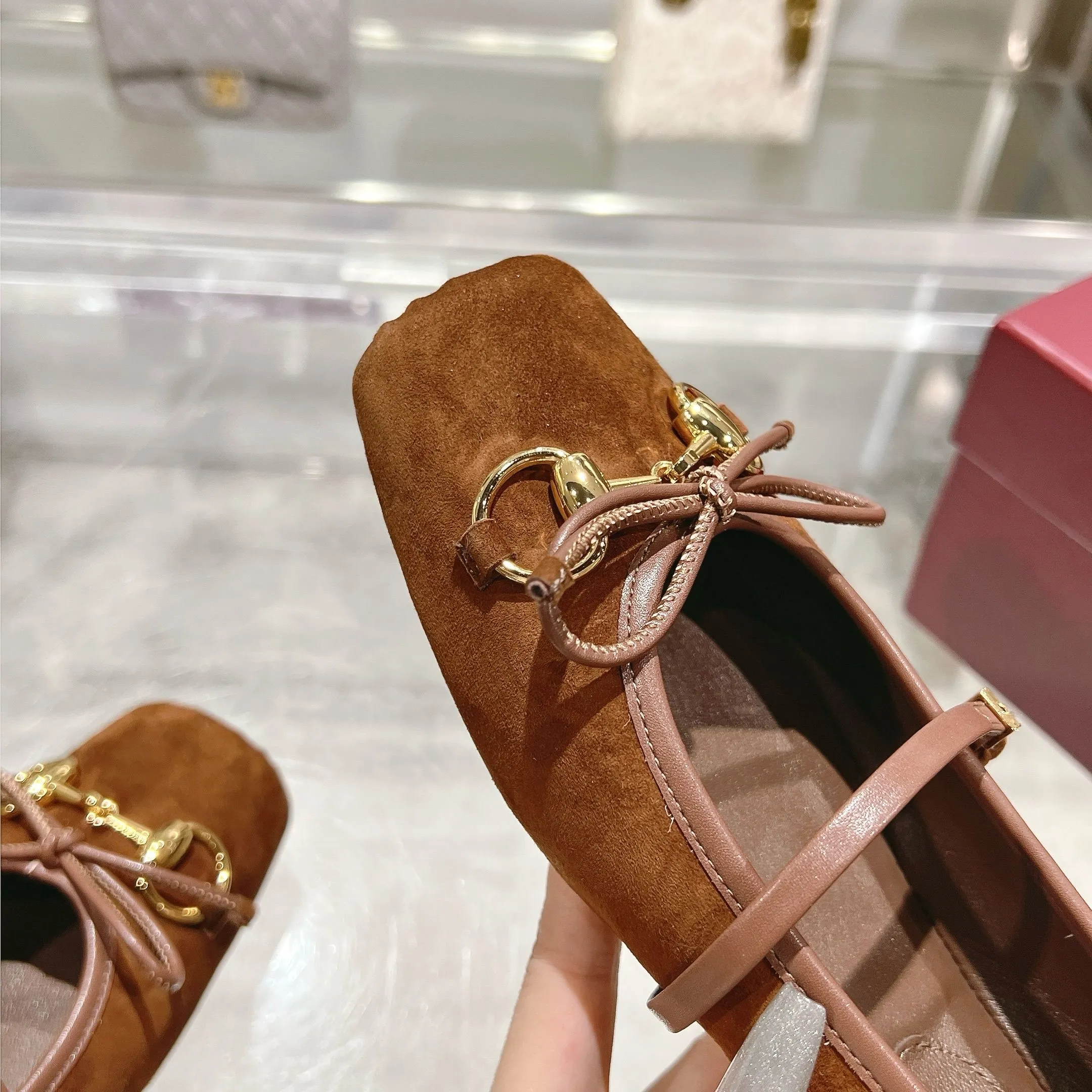 👟👟Ex-factory price 560👟👟 Gucci Horsebit series women's ballet flats. This iconic horsebit ballet flats features a square toe design and elegant bow details, paying tribute to the traditional ballet shoe style. This piece is crafted from Gucci ankh leather and embellished with a light gold-tone horsebit buckle. A 'sacchetto' construction with a soft, padded insole provides a great fit. ✅Size: 35-42 (customized for 40-42) ✅Sole material: Imported Italian genuine leather sole ✅Packaging: Brand new red box packaging